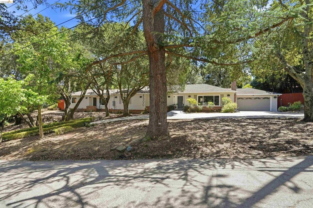 Property Photo:  4500 Oak Hill Rd  CA 94605 