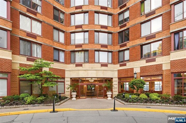 Property Photo:  100 Old Palisade Road 1613  NJ 07024 