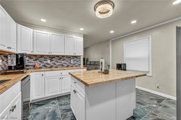 Property Photo: 1863 Deerfield Avenue SW OH 44485