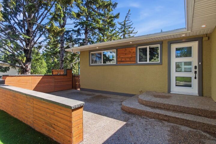 Property Photo:  10504 Spadina Drive SW  AB T2W 0T4 