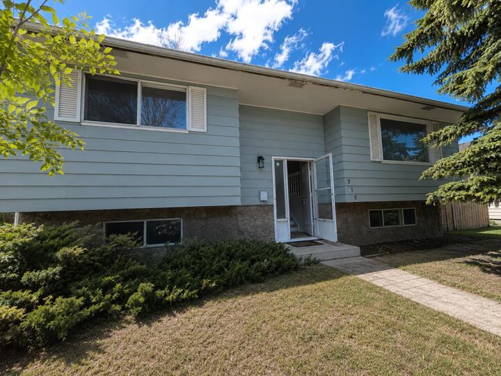 Property Photo:  215 Penbrooke Way SE  AB T2A 3S7 