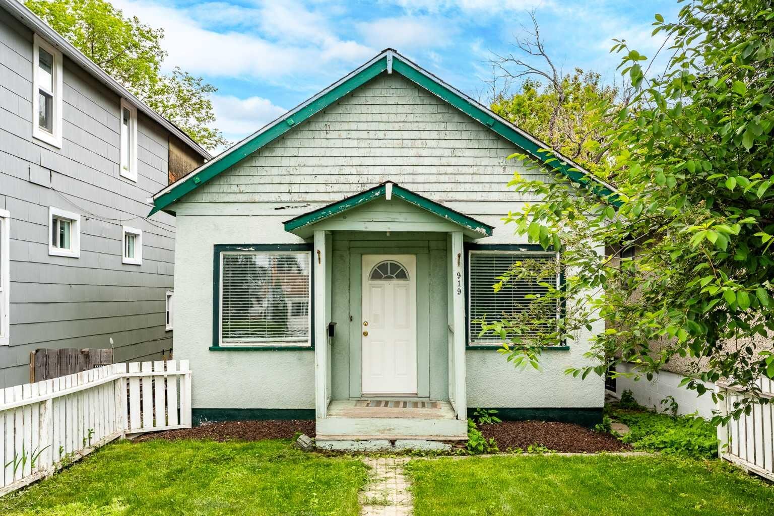 Property Photo:  919 20 Avenue NW  AB T2M 1E6 