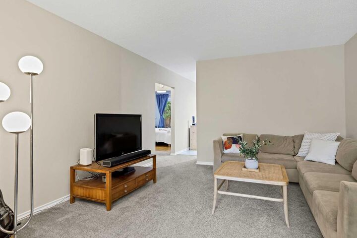 Property Photo:  3112 42 Street SW  AB T3E 3M3 