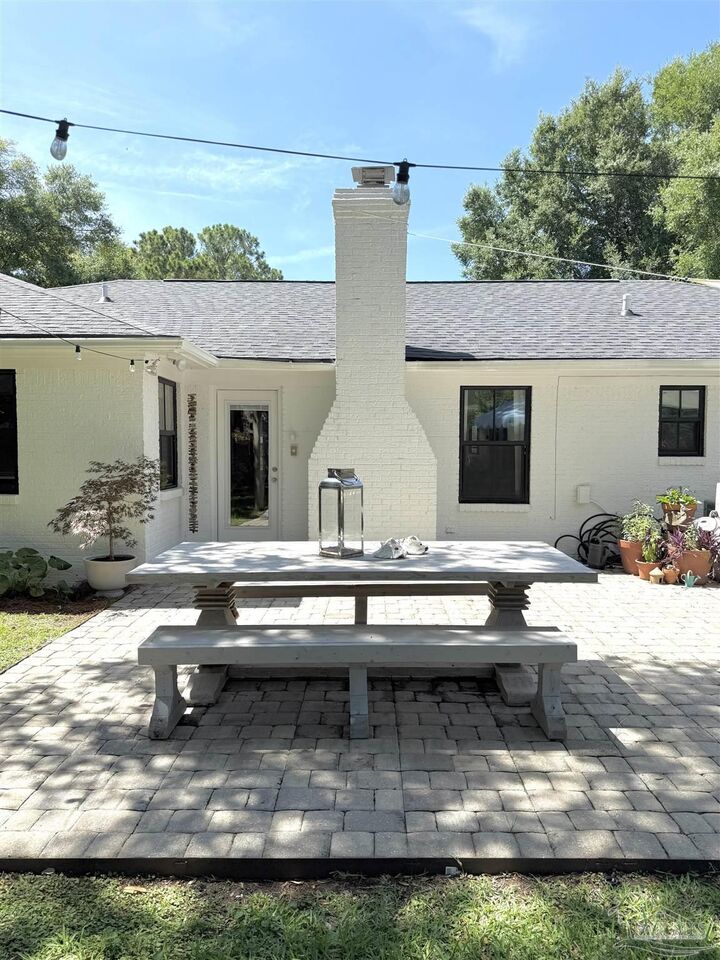 Property Photo:  308 Smith Cir  FL 32561 