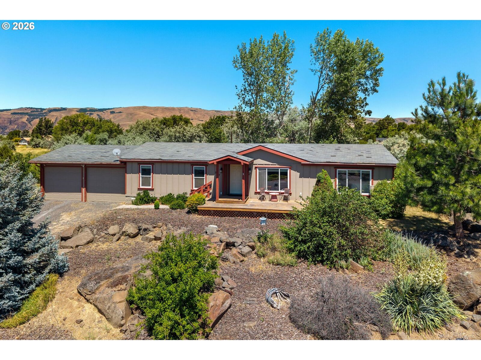 Property Photo:  527 Sunridge Ave  WA 98617 