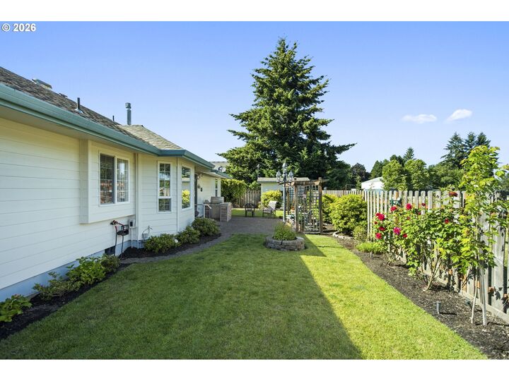 Property Photo: 1820 N Laurelwood Loop OR 97013