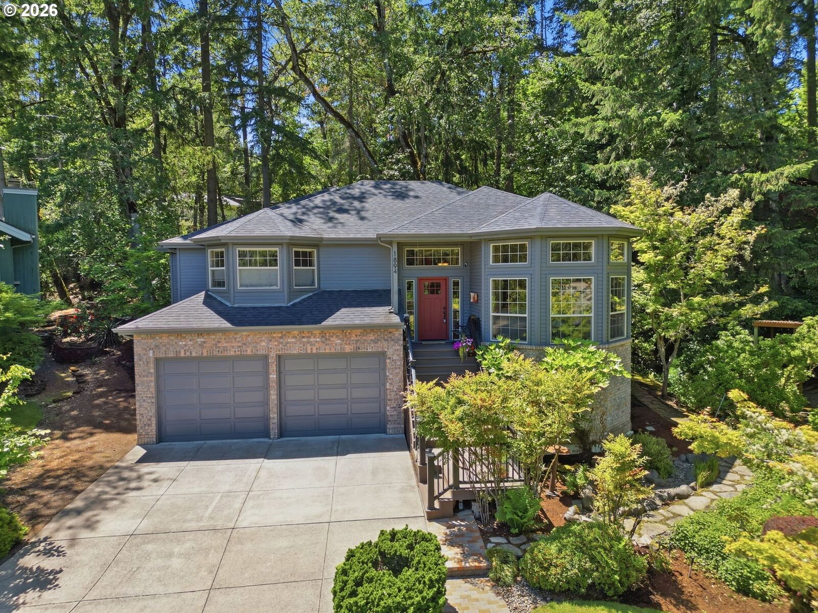 Property Photo: 1894 W 27th Pl OR 97405