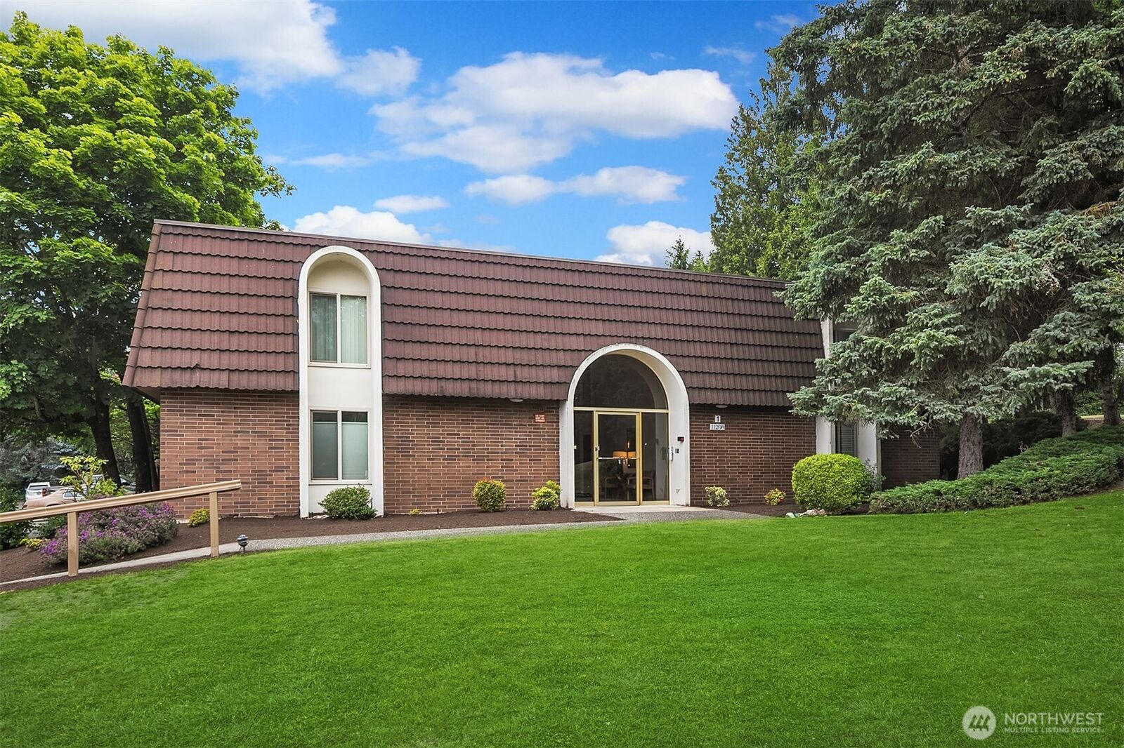 Property Photo: 11208 NE 68th Street 117 WA 98033