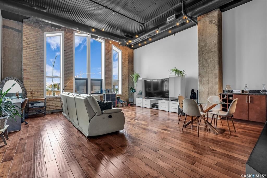 Property Photo:  211 D Avenue N 105  SK S7L 1M7 