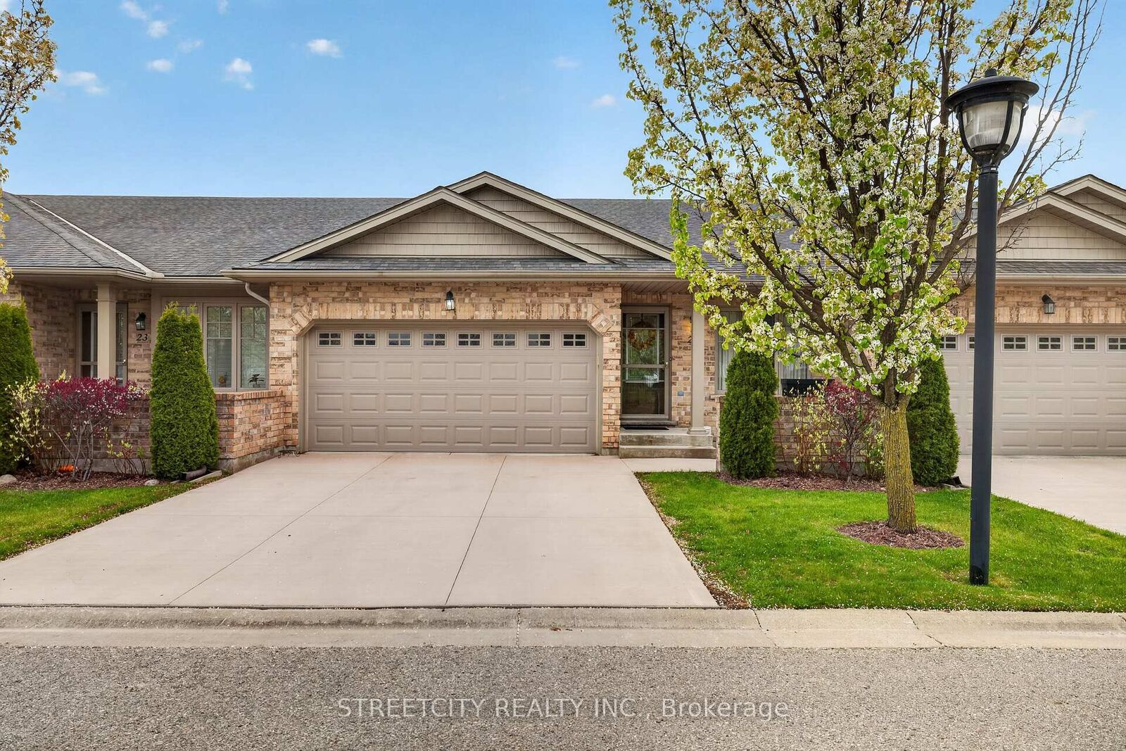 Property Photo: 2100 Denview Avenue 21 ON N6G 0J5
