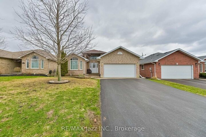 Property Photo: 33 Ashwood Crescent ON K7R 3L1