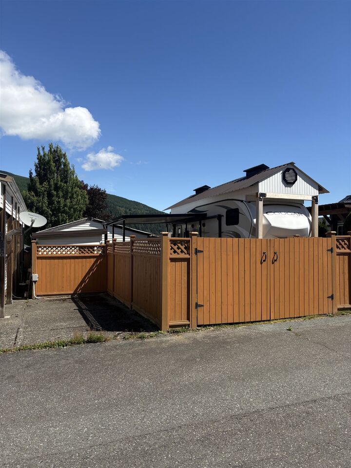 Property Photo: 1436 Frost Road 60 BC V2R 4X8