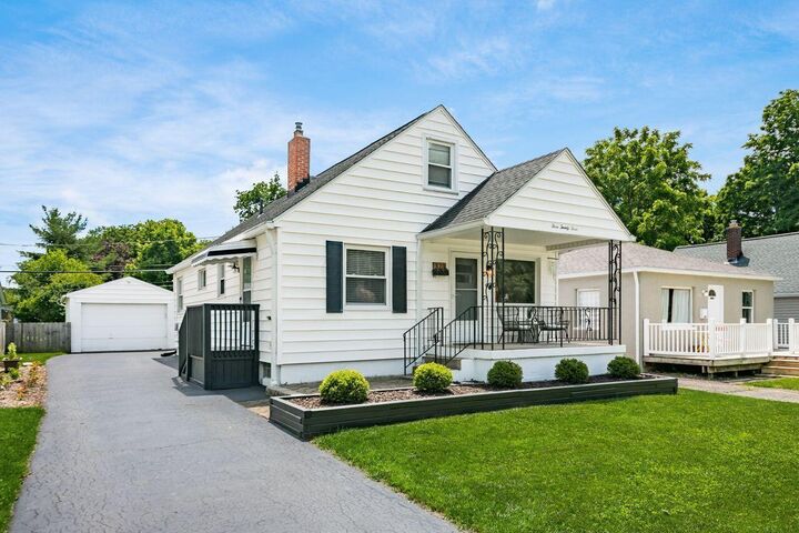 Property Photo: 323 Chase Road OH 43214