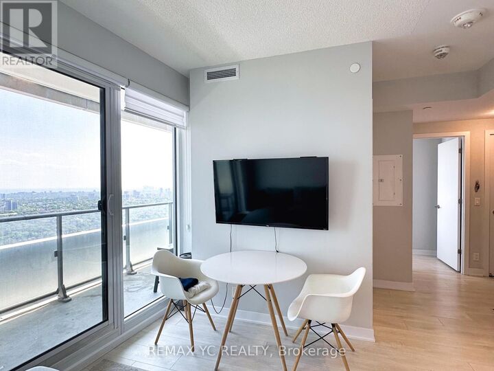 Property Photo: 2221 Yonge Street 4607 ON M4S 0B8