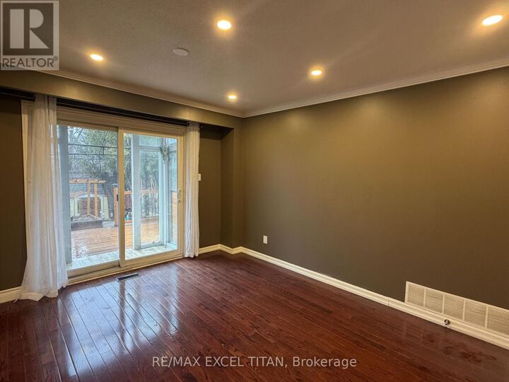Property Photo:  251 Shawnee Circle Ground  ON M2H 2Y3 