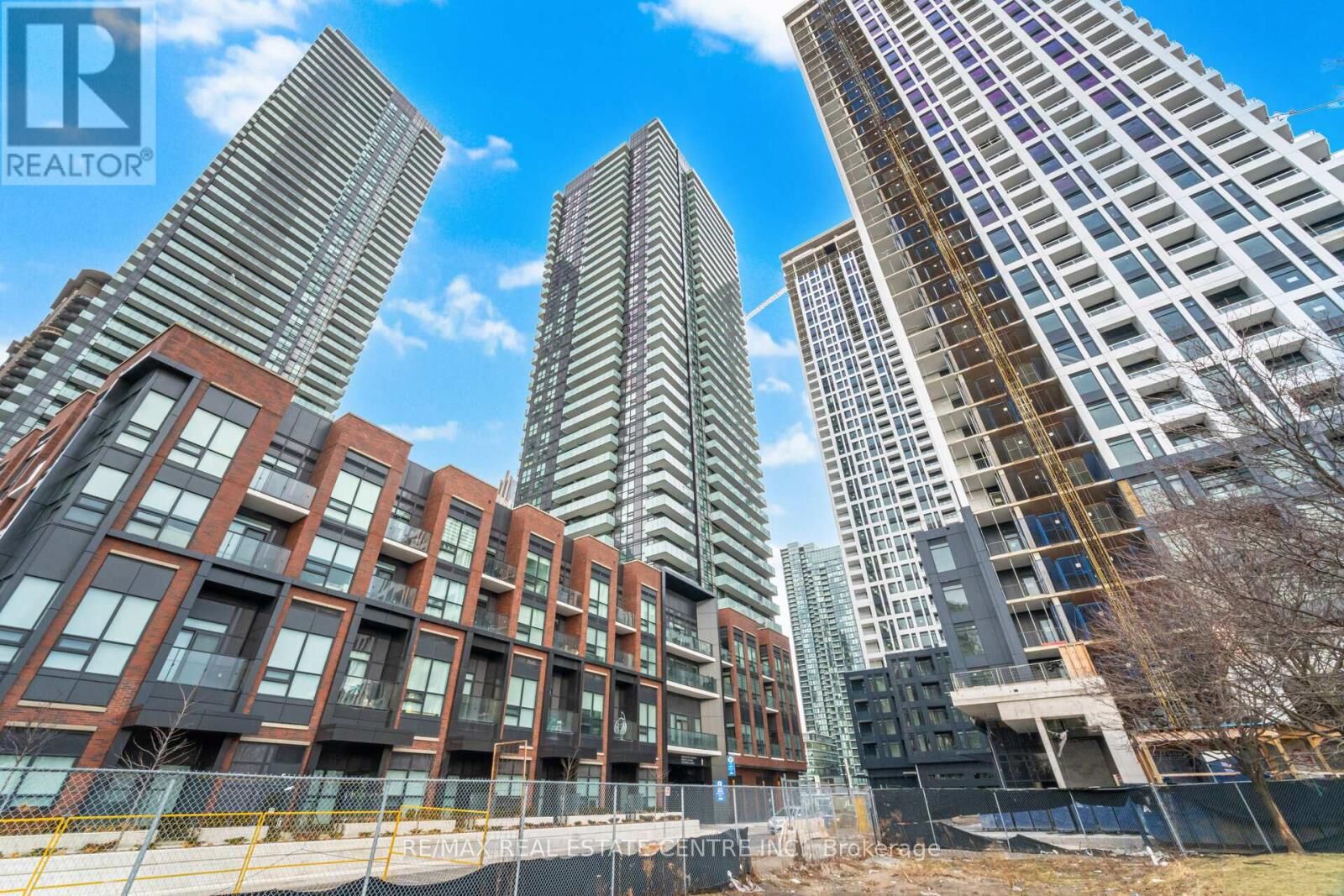 Property Photo:  4130 Parkside Village Drive 1402  ON L5B 3M8 