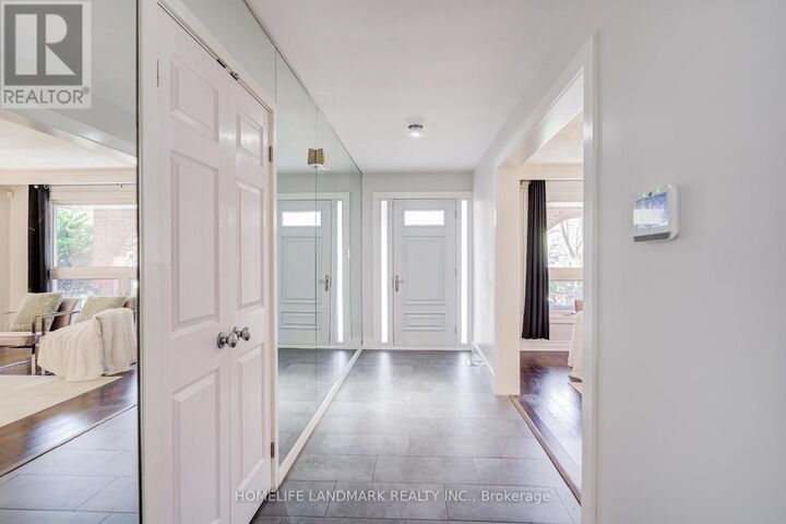 Property Photo:  1608 Sherwood Forrest Circle  ON L5K 2G7 