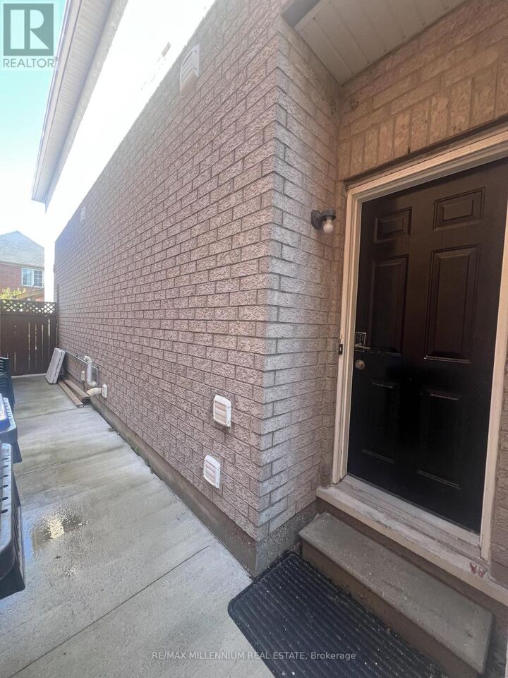 Property Photo: 5988 Sidmouth Street ON L5V 2Z5