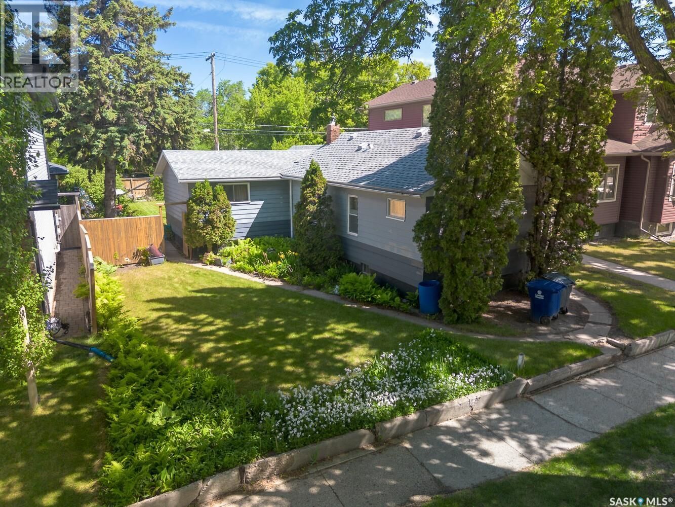 Property Photo:  712 31st Street W  SK S7L 0R6 