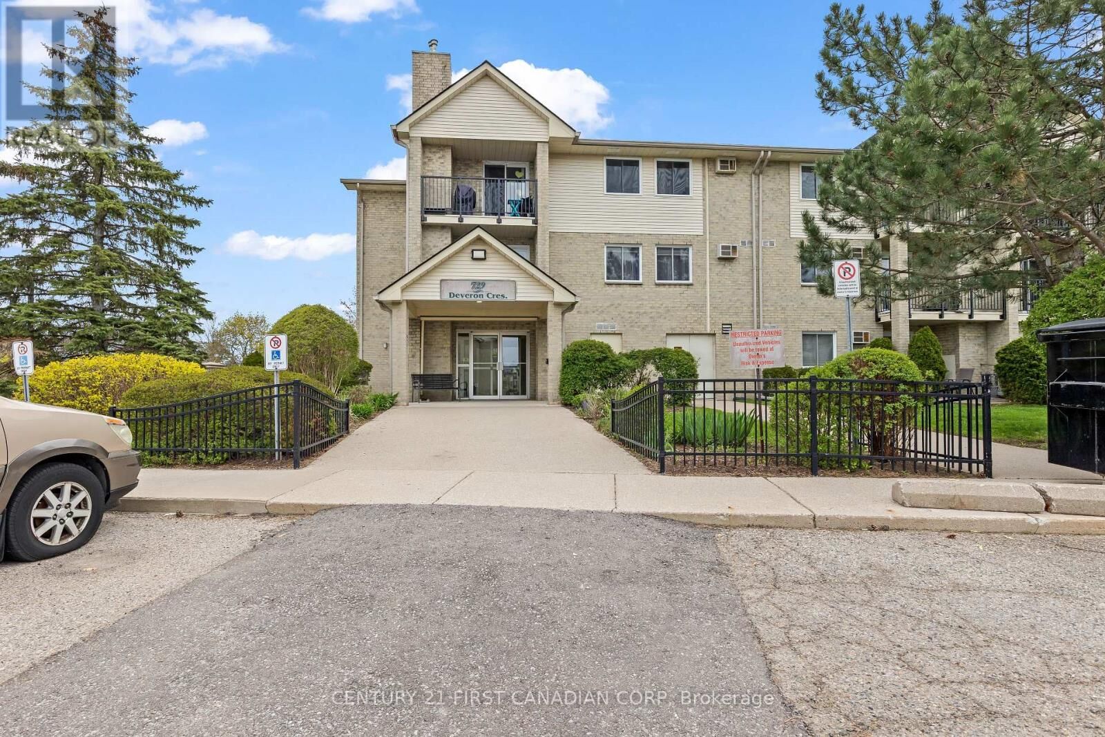 Property Photo: 729 Deveron Crescent 109 ON N5Z 4X5