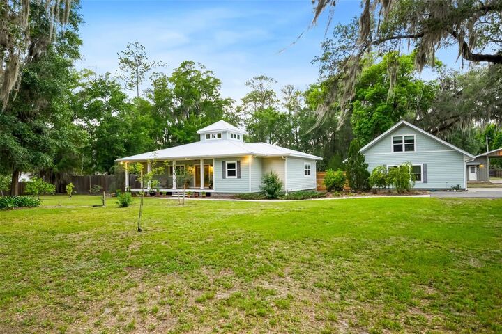 Property Photo: 2604 NW 31st Avenue FL 32605