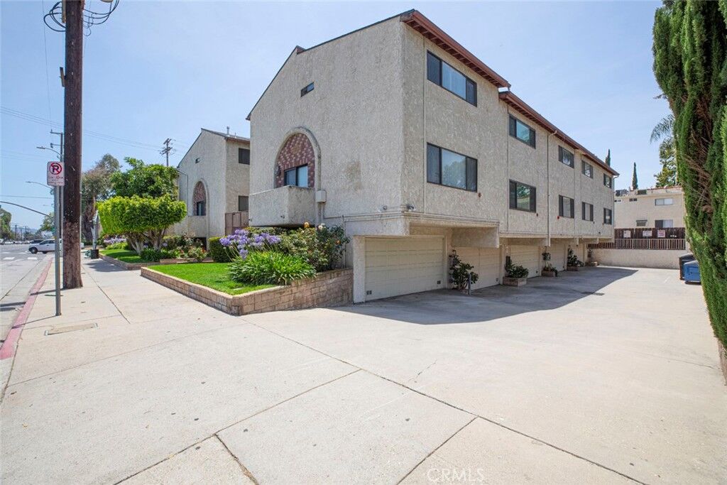 Property Photo: 7409 Woodman 107 CA 91405