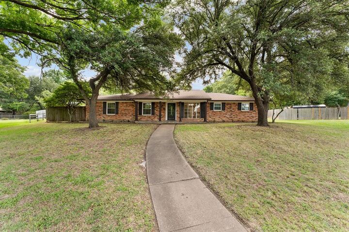 Property Photo: 426 Brook Hollow Circle TX 75115