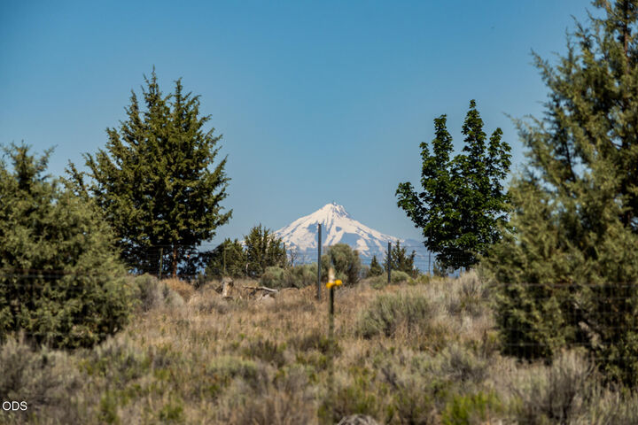 Property Photo: 65225 94th Street OR 97703