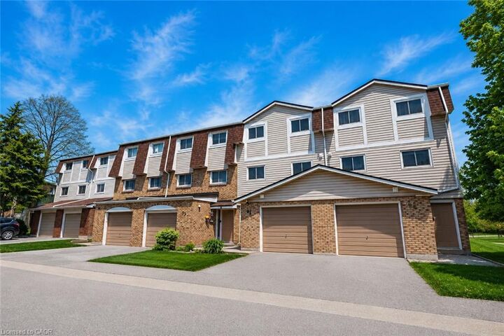 Photo de la propriété:  11 Harrisford Street 91  ON L8K 6L7 
