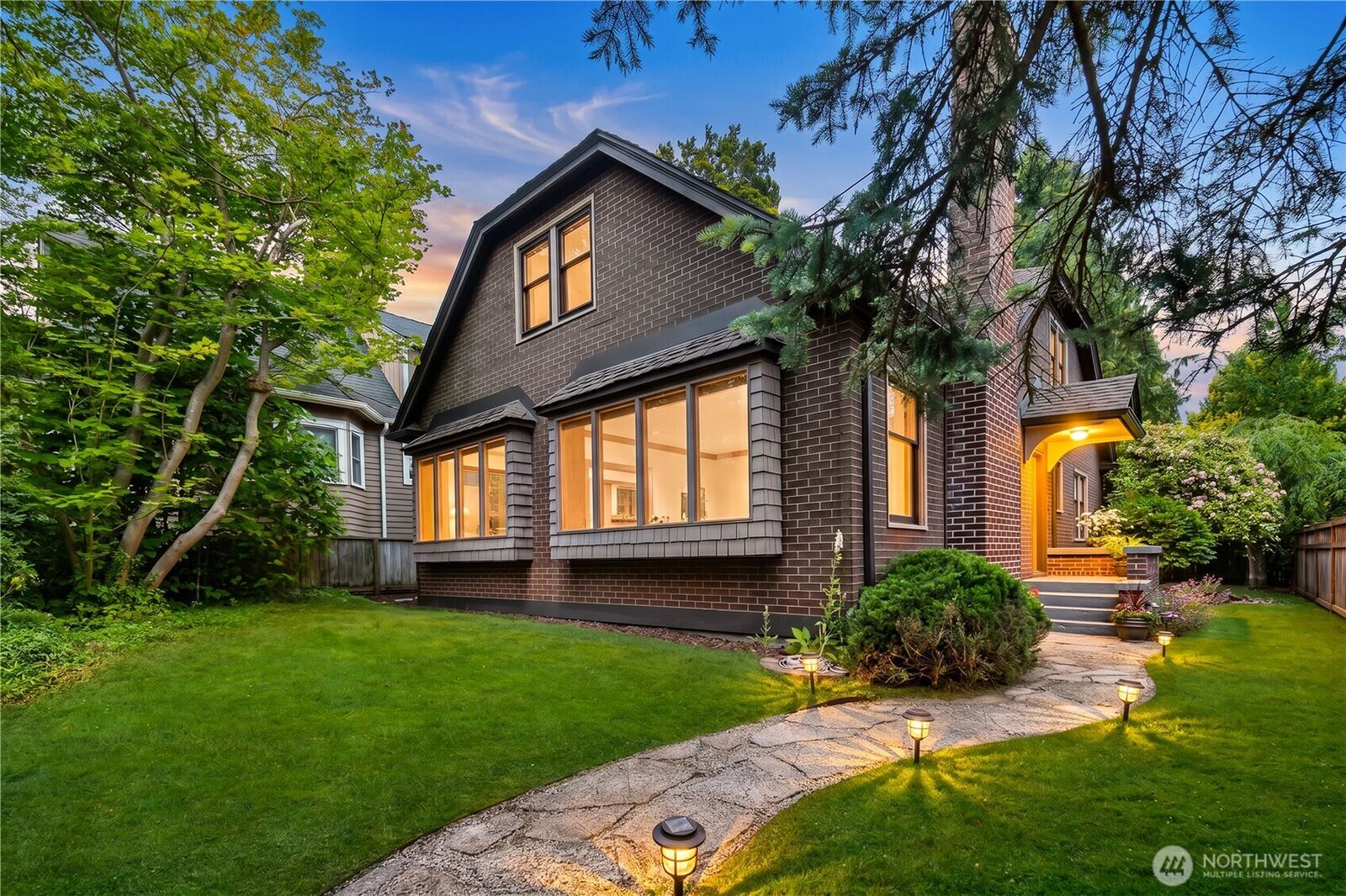 Property Photo:  2654 W  Dravus Street  WA 98199 