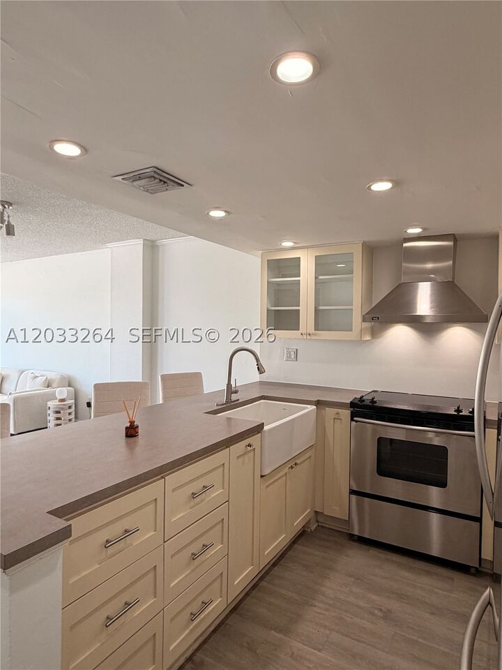 Property Photo:  600 NE 36th St 211  FL 33137 
