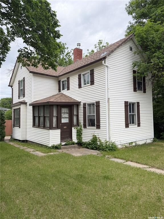 233 Herbert Street E — photo 1