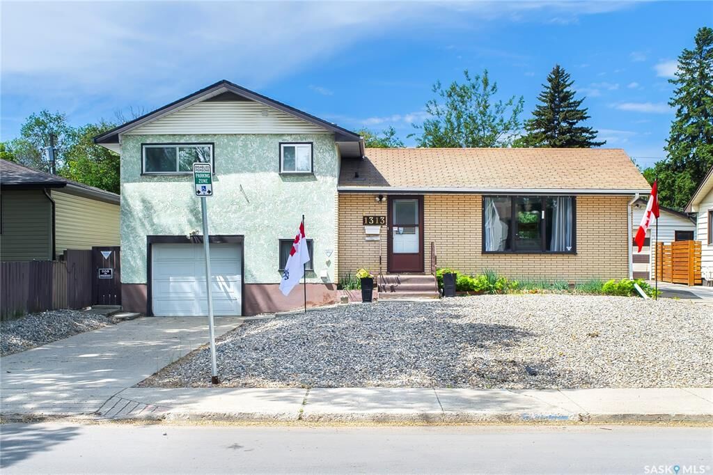 Property Photo:  1313 N Avenue S  SK S7M 2R2 