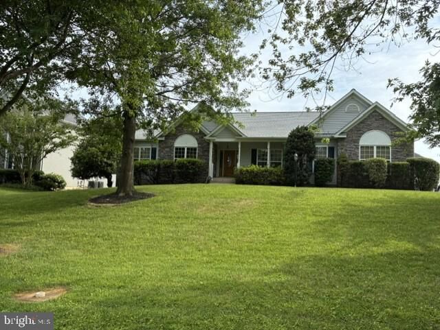 Property Photo: 700 Fox Chase Street VA 20186