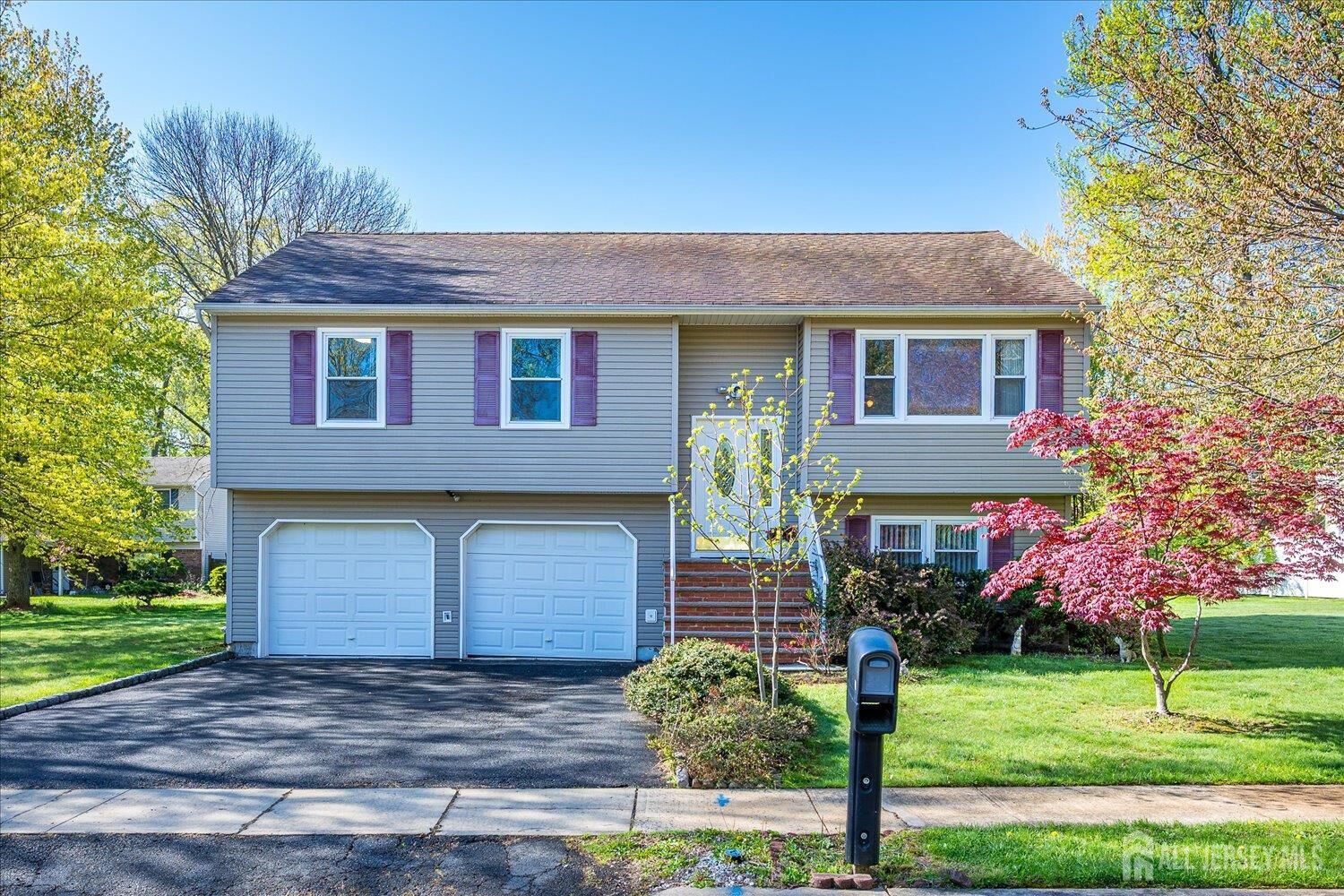 Property Photo:  6 Sussex Court  NJ 08820 