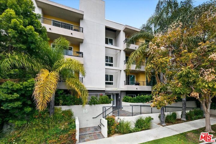 Property Photo: 11115 Acama St CA 91602