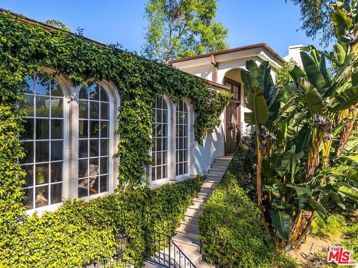Property Photo:  2806 Nichols Canyon Rd  CA 90046 