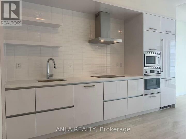 Property Photo:  2221 Yonge Yonge Street 3204  ON M4S 0B8 