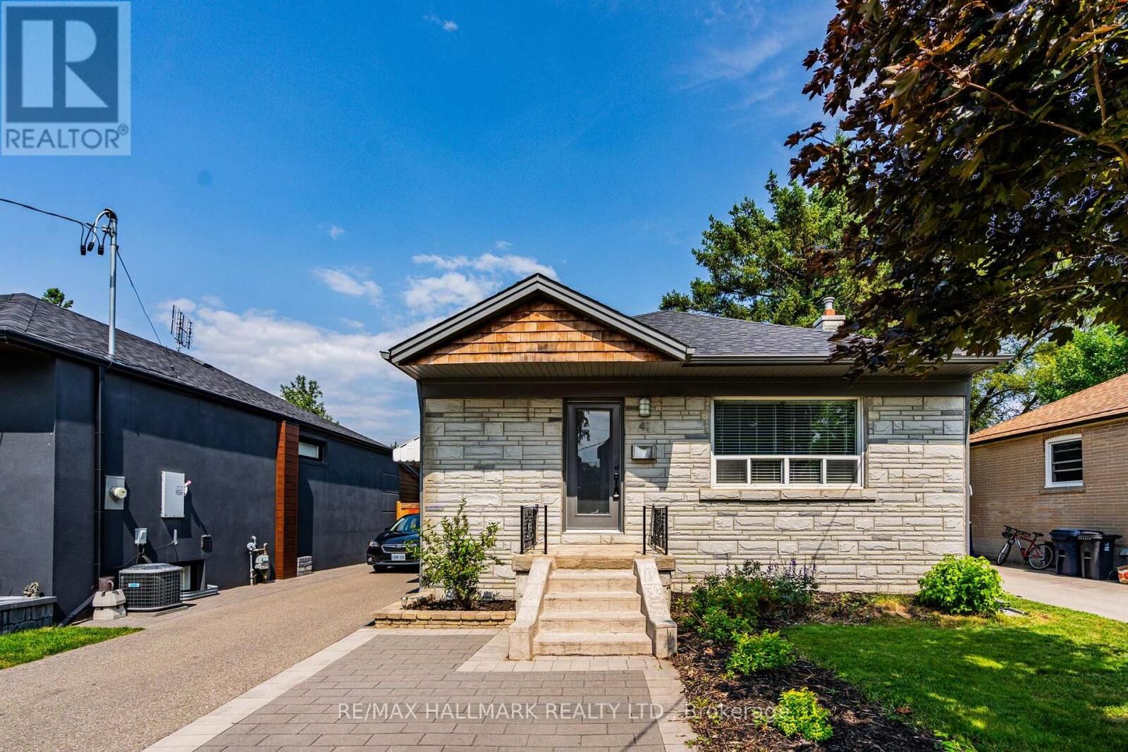 Property Photo: 41 Treeview Drive Lower ON M8W 4C1