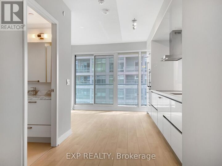 Property Photo: 2221 Yonge Street 1906 ON M4S 2B4