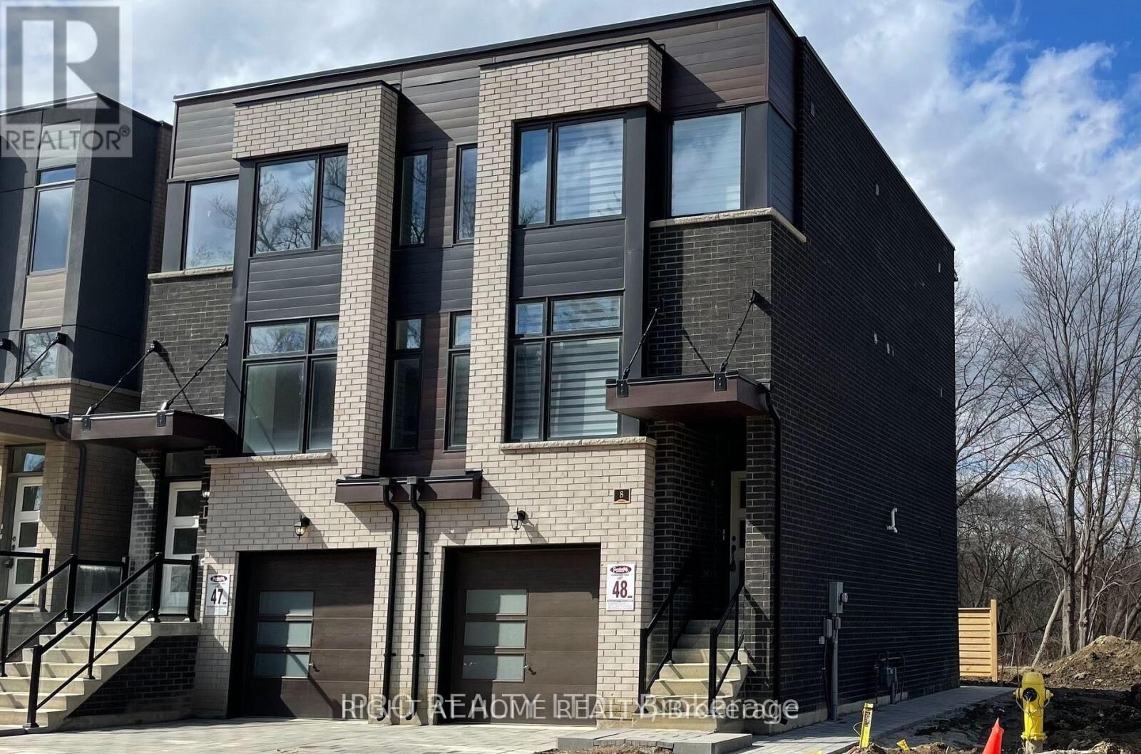 Property Photo: 8 Creekbank Road 2 ON M6L 0A4