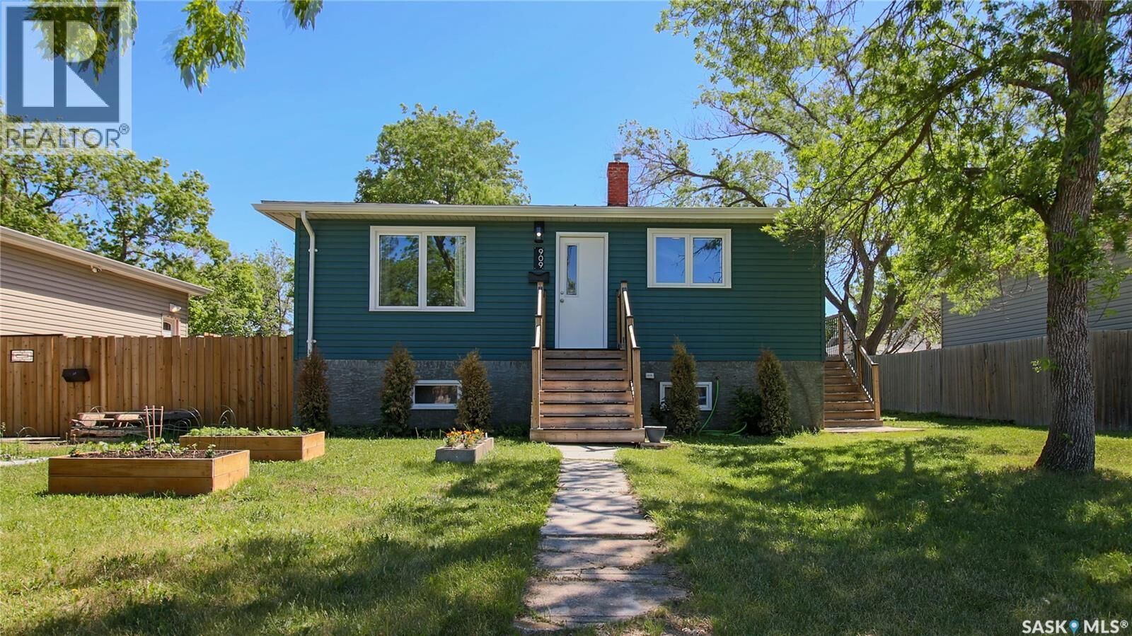 Property Photo:  909 Arthur Street  SK S4T 4V6 