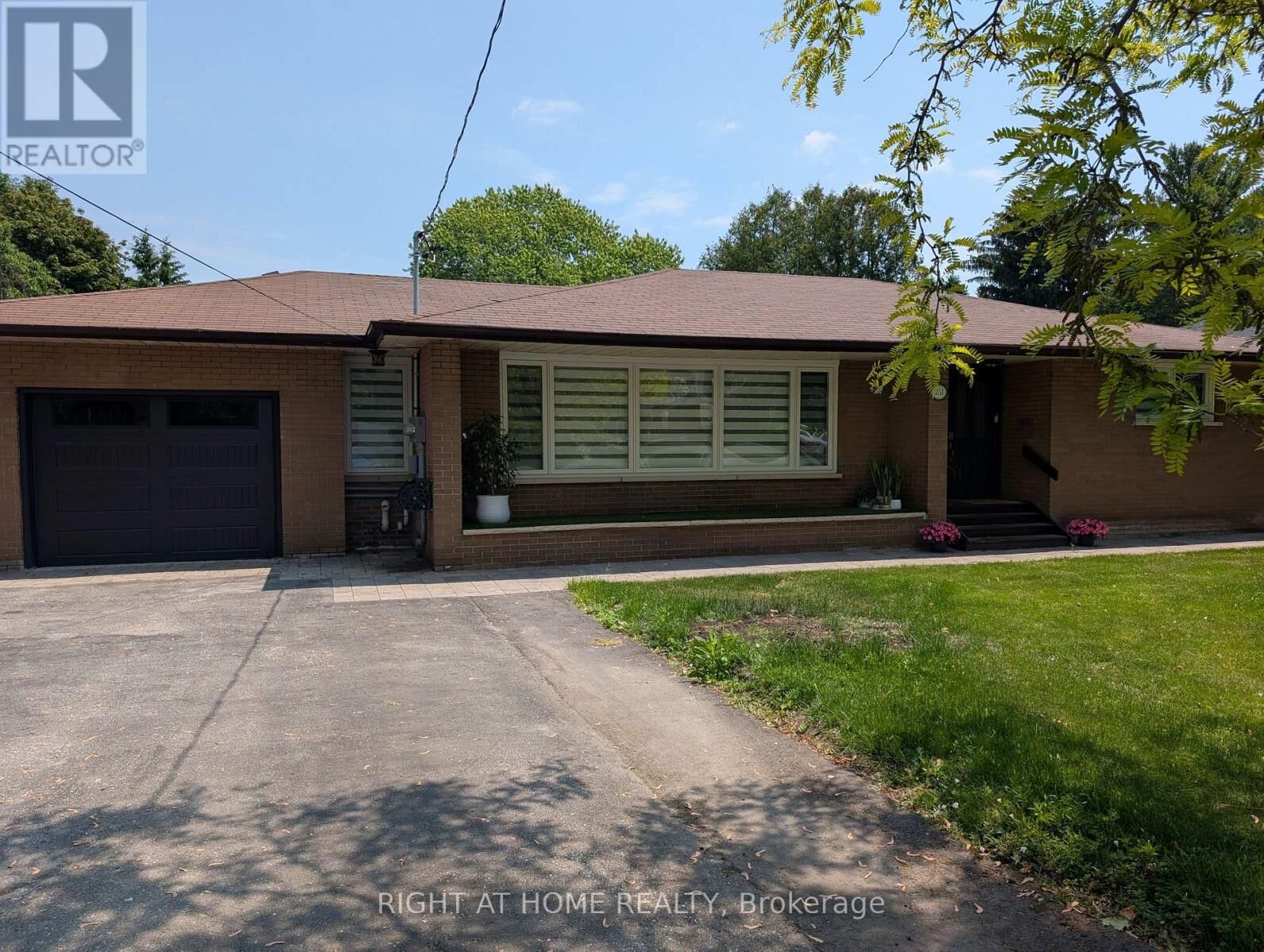 Property Photo:  251 Meadow Road Unit 2  ON L1N 3K1 