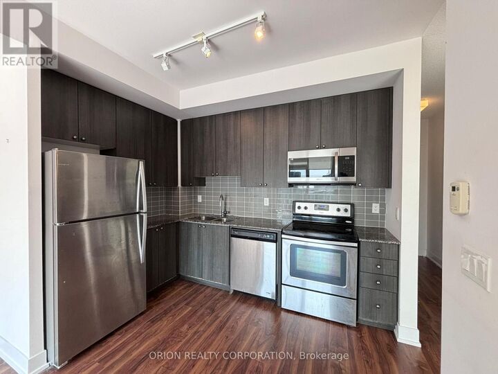 Property Photo:  68 Merton Street 1007  ON M4S 0A7 