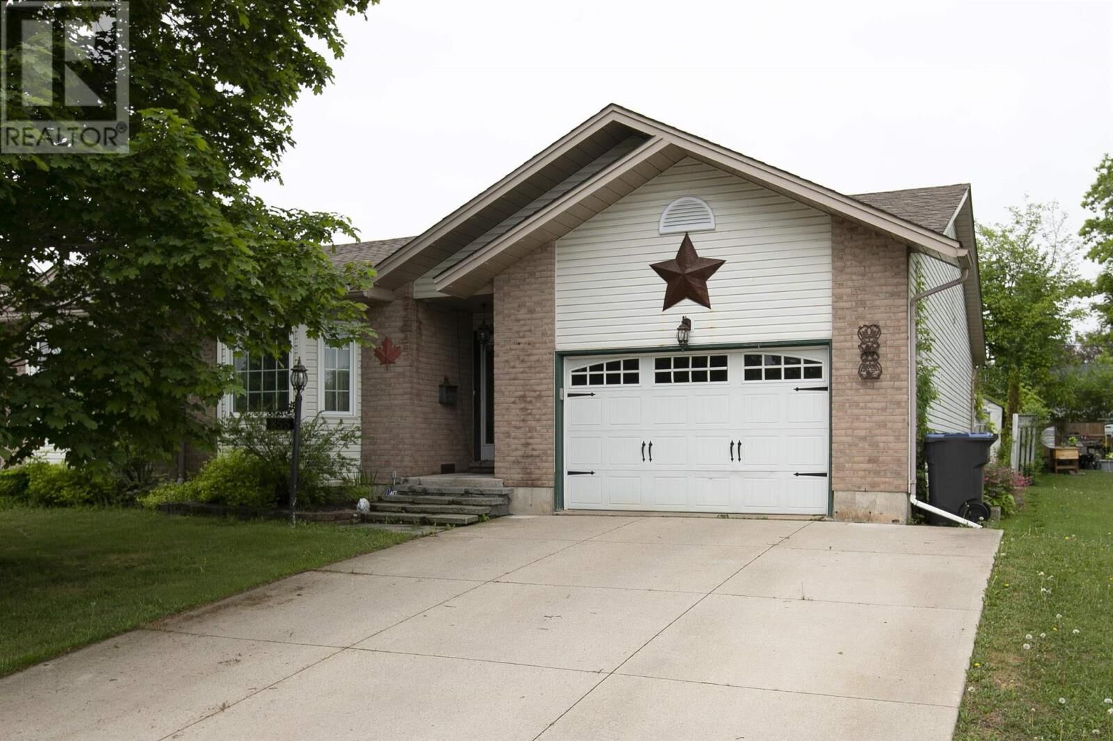 Property Photo: 855 Lake St ON P6B 6K2
