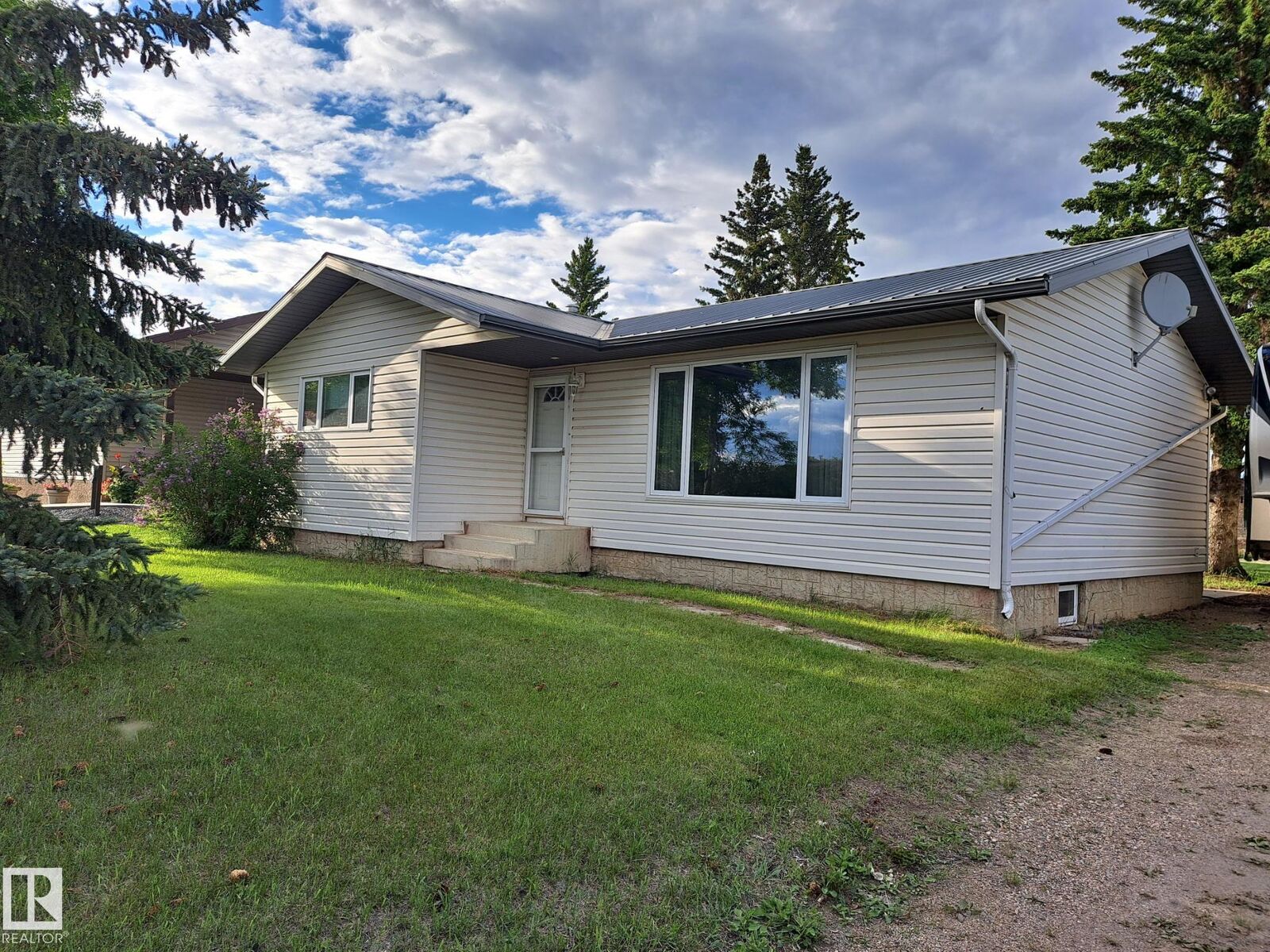 Property Photo: 5012 58 Avenue AB T0B 4N0