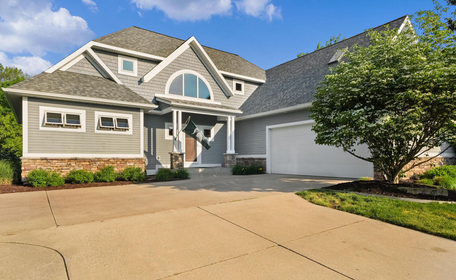 Property Photo:  2037 Jennydale Court SE  MI 49546 