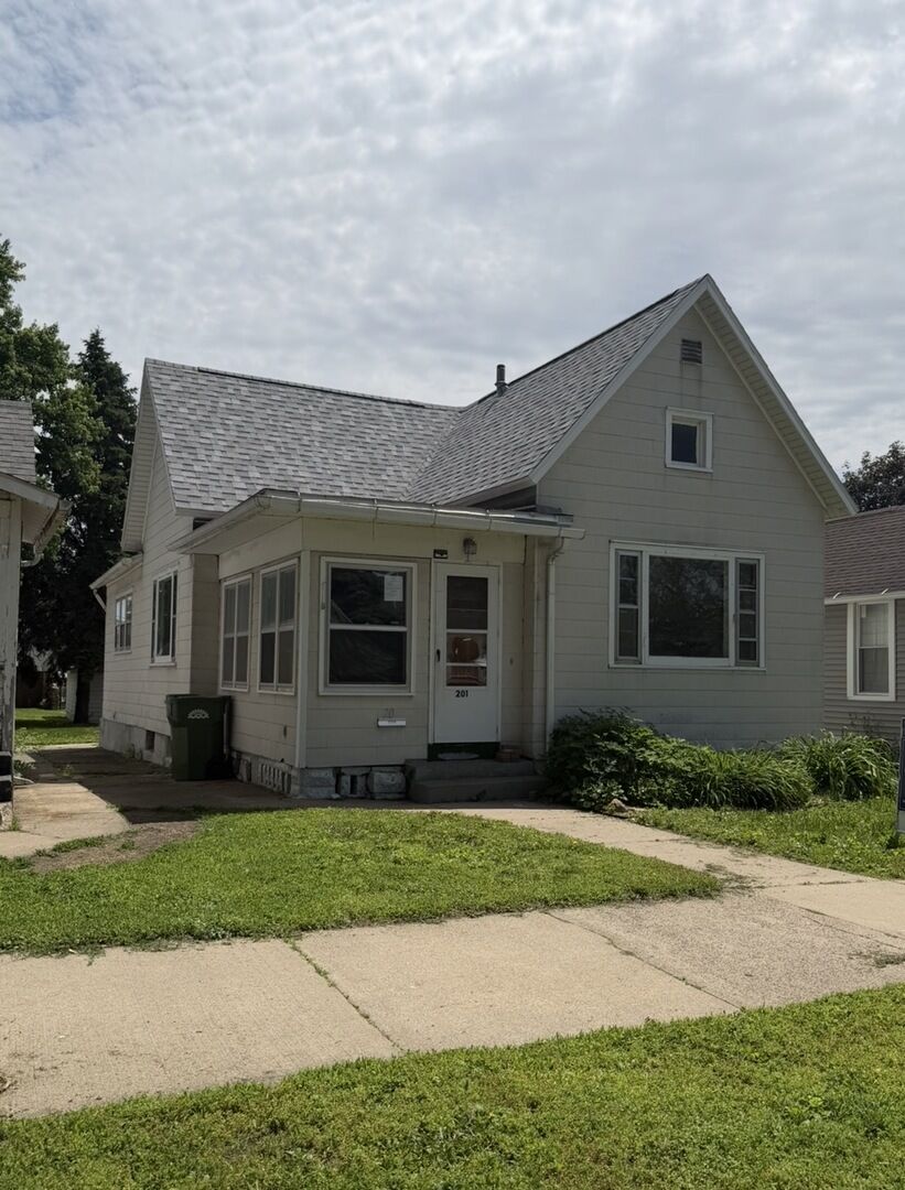 Property Photo:  201 Fayette Street  IA 52732 