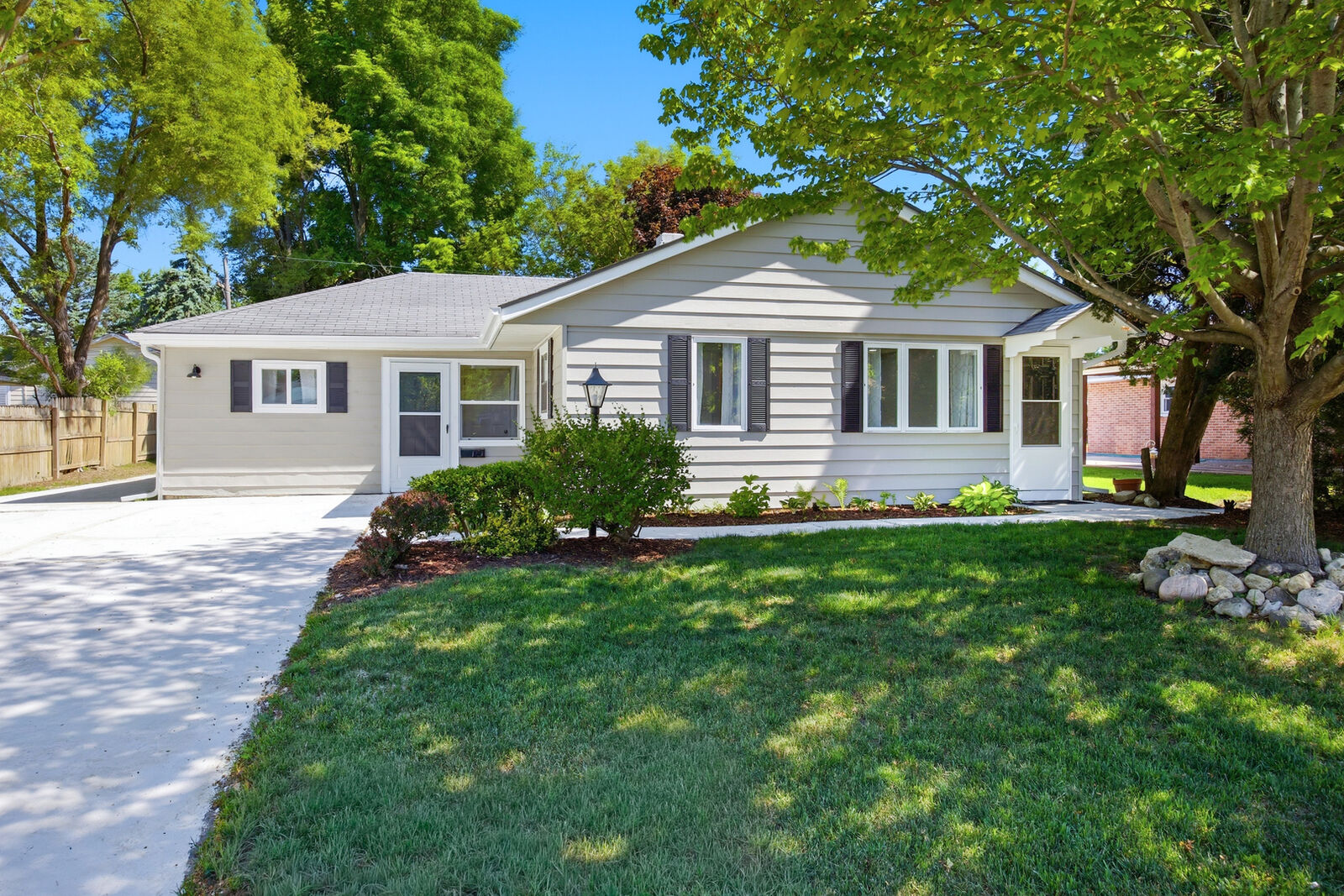 Property Photo:  139 Birch Street  IL 60110 