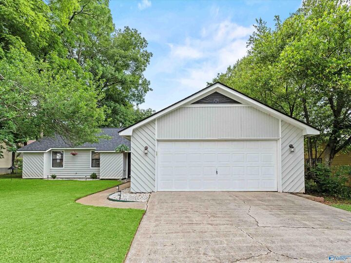 Property Photo:  1019 Shiloh Street SE  AL 35803 